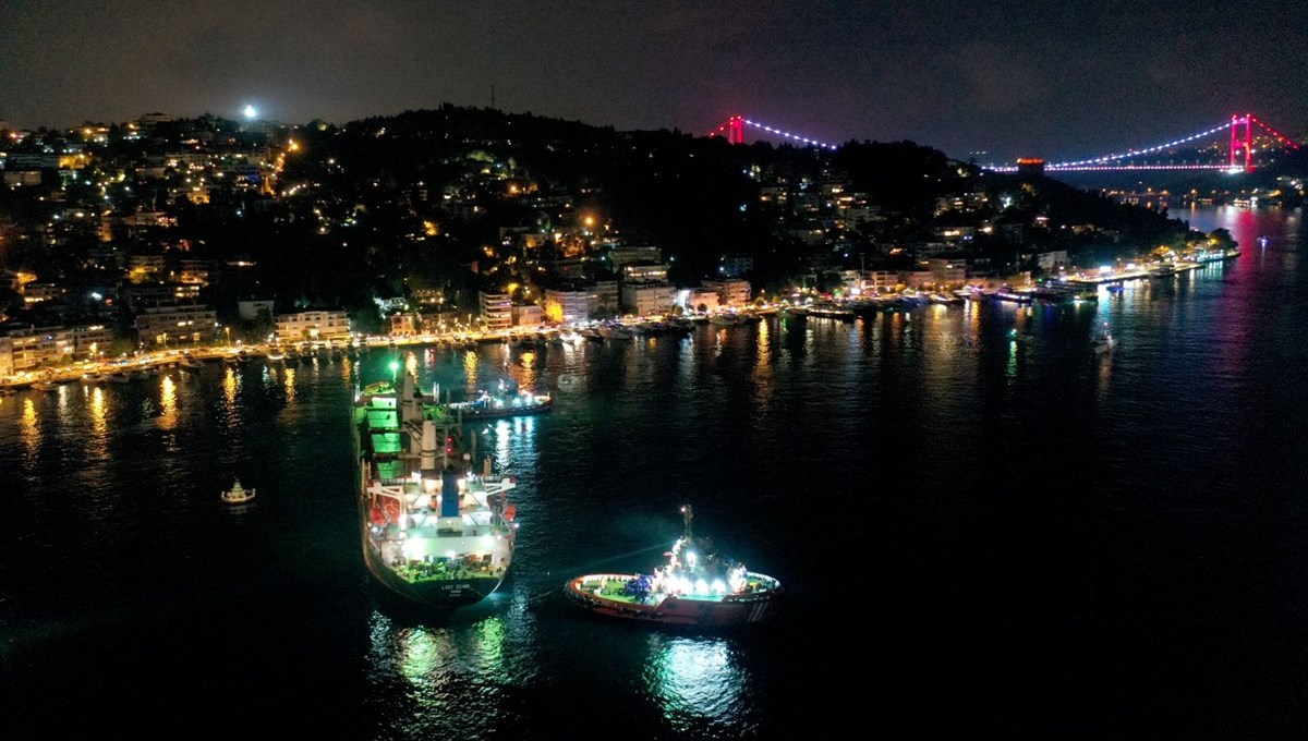 Karaya oturan tahıl gemisi kurtarıldı: İstanbul Boğazı gemi trafiğine açıldı